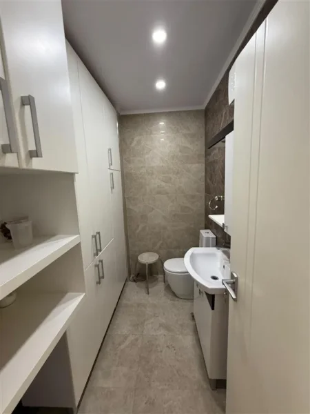 Tirane, jepet me qera ambjent biznesi Kati 3, 150 m² (Bllok)