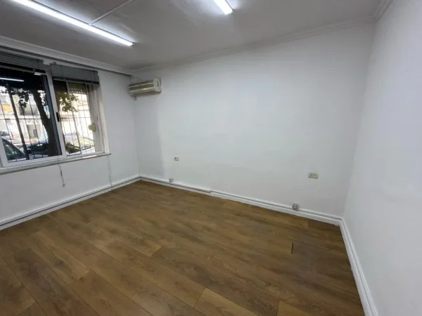 Tirane, jepet me qera apartament 1+1 Kati 1, 65 m² 450 € (muhamet gjollesha)