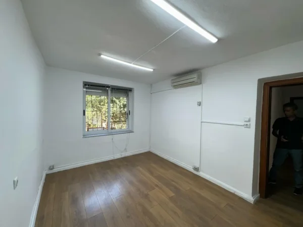 Tirane, jepet me qera apartament 1+1 Kati 1, 65 m² 450 € (muhamet gjollesha)