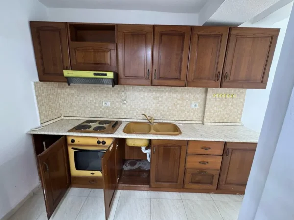 Tirane, jepet me qera apartament 1+1 Kati 1, 65 m² 450 € (muhamet gjollesha)