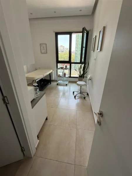 Tirane, jepet me qera zyre Kati 2, 100 m² 950 € (Square 21)