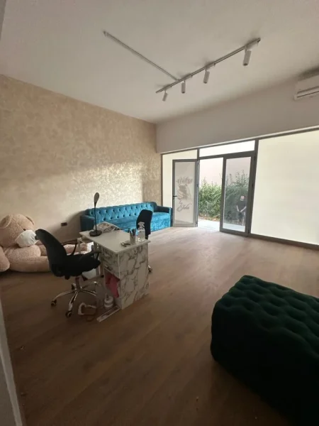 Tirane, jepet me qera ambjent biznesi Kati 0, 38 m² 350 € (Rruga Foto Xhavella)
