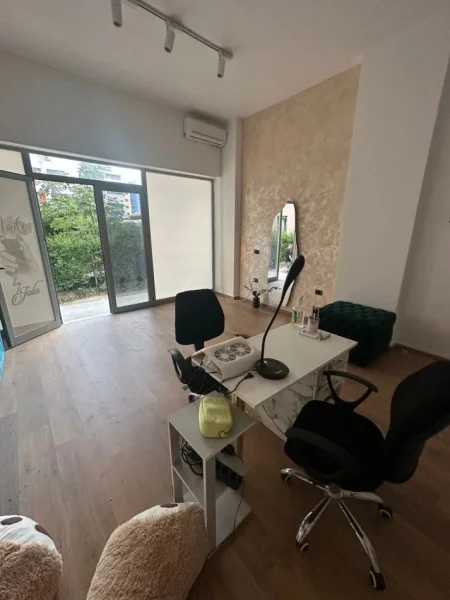 Tirane, jepet me qera ambjent biznesi Kati 0, 38 m² 350 € (Rruga Foto Xhavella)