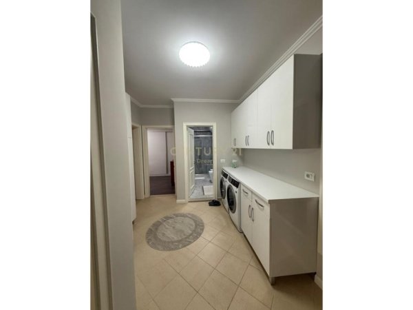 Tirane, jepet me qera apartament 2+1 Kati 4, 98 m² 800 € (Rruga e Barrikadave)