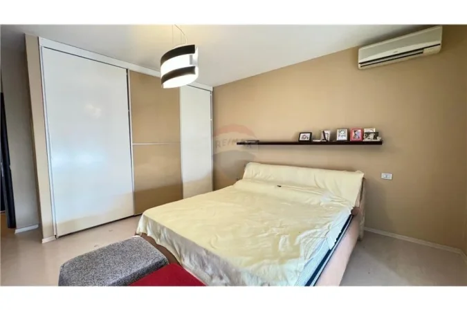 Tirane, jepet me qera apartament 2+1 , 126 m² 800 € (komuna e parisit)