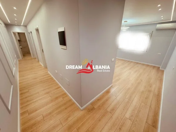 Tirane, shitet 2+1+Ballkon Kati 2, 245.000 € (Ne Rrugen Myslym Shyri)