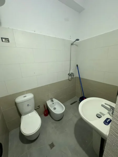 Tirane, jepet me qera apartament 2+1 Kati 1, 67 m² 300 € (Rruga Kastriotet)