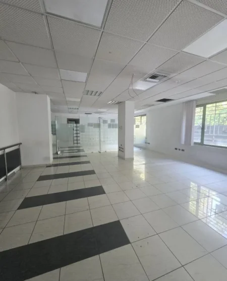 Tirane, jepet me qera ambjent biznesi Kati 1, 822 m² 17.000 € 