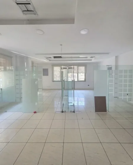 Tirane, jepet me qera ambjent biznesi Kati 1, 822 m² 17.000 € 