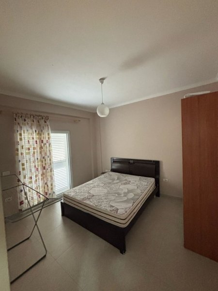 Tirane, jepet me qera apartament 1+1 Kati 1, 70 m² 250 € (Shkoze)