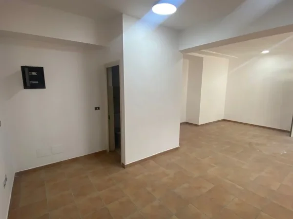 Tirane, jepet me qera apartament 2+1 Kati 1, 80 m² 500 € (Rruga"Vasil Shanto")