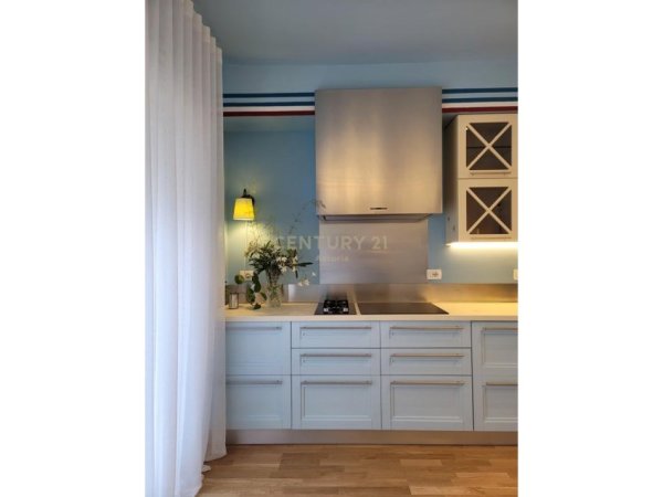 Tirane, jepet me qera apartament 3+1 Kati 5, 130 m² 1.500 € (Rruga Istvan Schutz)