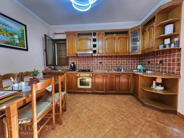 Tirane, jepet me qera apartament 2+1 Kati 2, 100 m² 450 € (Kodra e Priftit)