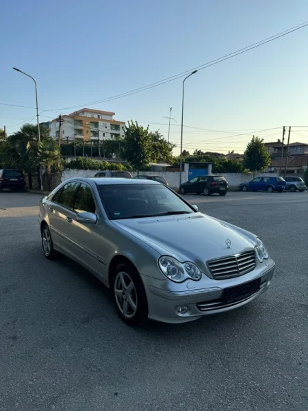 Fier, shitet makine Mercedes-Benz C-200 Benzin, gri metalizato automatik 210.001 km 4.500 €