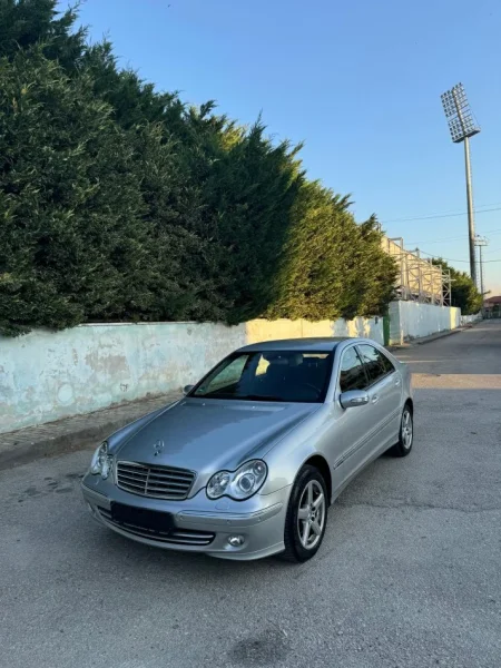 Fier, shitet makine Mercedes-Benz C-200 Benzin, gri metalizato automatik 210.001 km 4.500 €