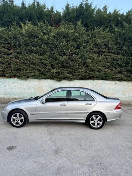 Fier, shitet makine Mercedes-Benz C-200 Benzin, gri metalizato automatik 210.001 km 4.500 €