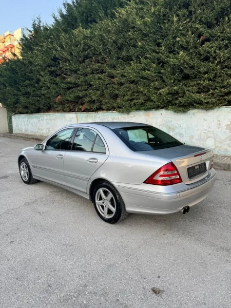 Fier, shitet makine Mercedes-Benz C-200 Benzin, gri metalizato automatik 210.001 km 4.500 €