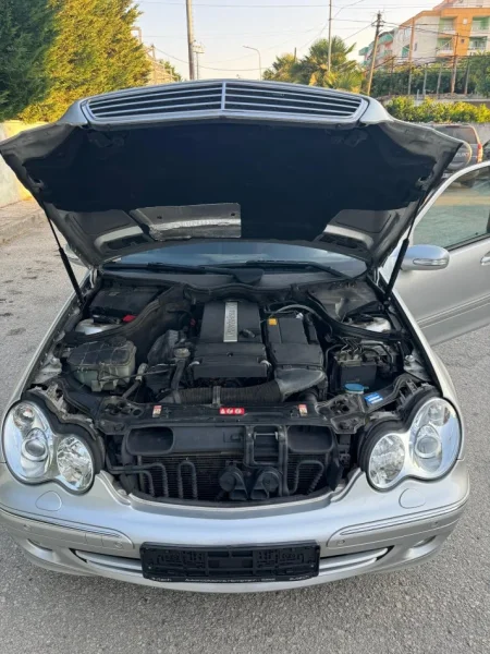 Fier, shitet makine Mercedes-Benz C-200 Benzin, gri metalizato automatik 210.001 km 4.500 €