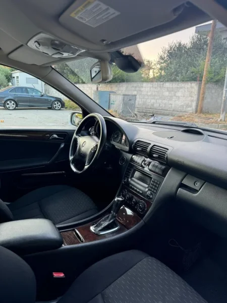Fier, shitet makine Mercedes-Benz C-200 Benzin, gri metalizato automatik 210.001 km 4.500 €