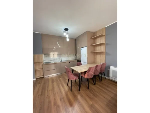 Tirane, jepet me qera apartament 2+1+Ballkon Kati 7, 107 m² 650 € 