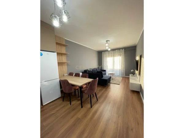 Tirane, jepet me qera apartament 2+1+Ballkon Kati 7, 107 m² 650 € 