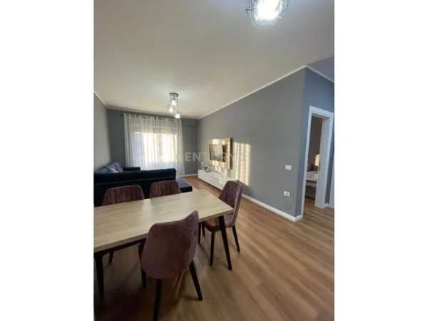 Tirane, jepet me qera apartament 2+1+Ballkon Kati 7, 107 m² 650 € 