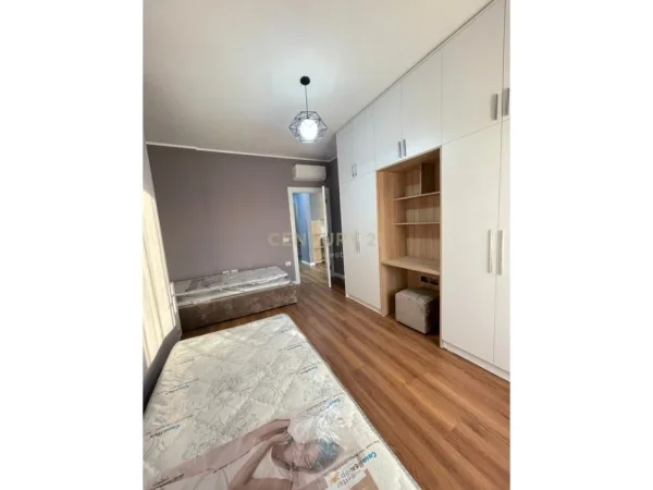 Tirane, jepet me qera apartament 2+1+Ballkon Kati 7, 107 m² 650 € 