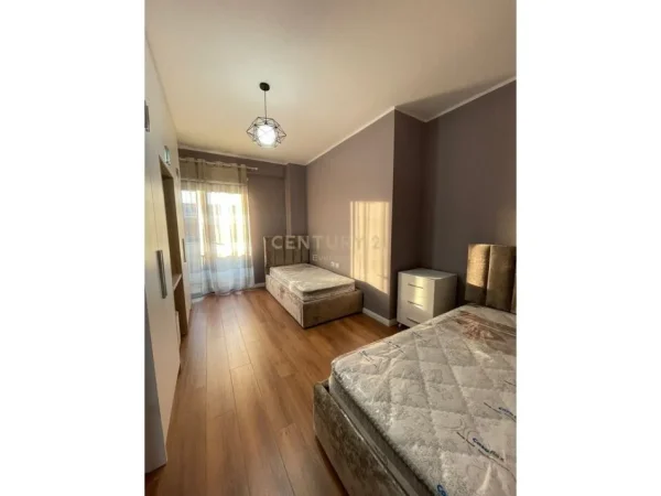 Tirane, jepet me qera apartament 2+1+Ballkon Kati 7, 107 m² 650 € 