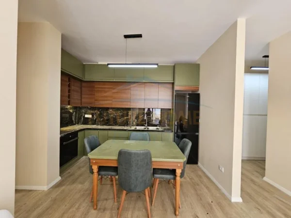 Tirane, jepet me qera apartament 2+1+Ballkon Kati 2, 94 m² 700 € 