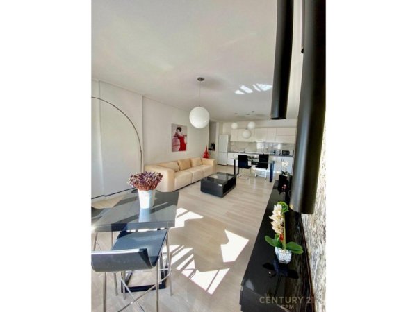 Tirane, jepet me qera apartament 1+1 Kati 7, 77 m² 650 € (Petro Nini)