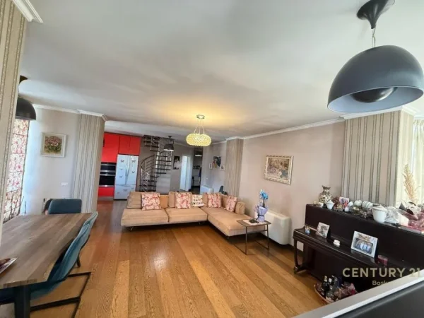 Tirane, jepet me qera apartament duplex 2+1+Ballkon Kati 9, 215 m² 2.000 € 
