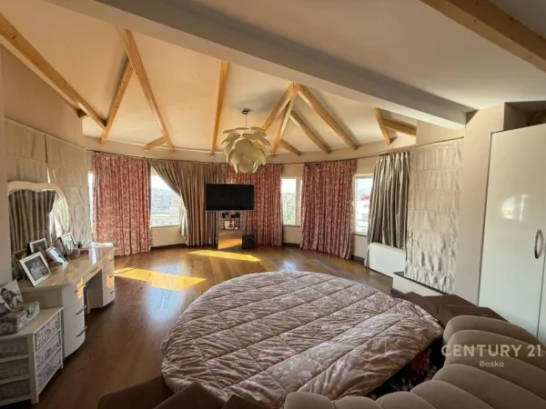 Tirane, jepet me qera apartament duplex 2+1+Ballkon Kati 9, 215 m² 2.000 € 