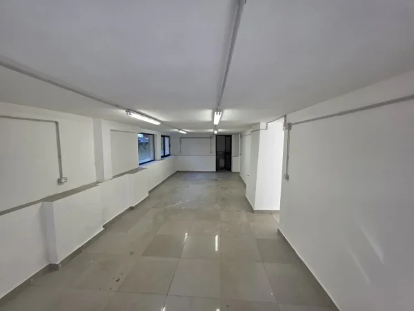 Tirane, jepet me qera magazine Kati 0, 179 m² 700 € (Rruga Karl Gega Stacioni Trenit)