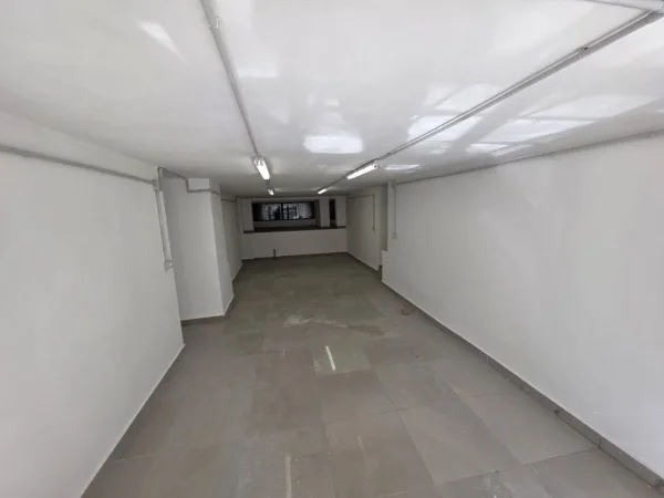 Tirane, jepet me qera magazine Kati 0, 179 m² 700 € (Rruga Karl Gega Stacioni Trenit)