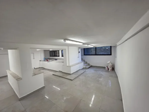 Tirane, jepet me qera magazine Kati 0, 179 m² 700 € (Rruga Karl Gega Stacioni Trenit)