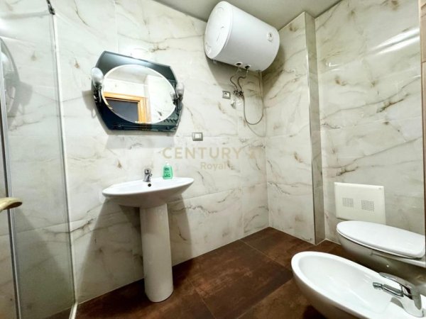 Tirane, jepet me qera apartament 3+1 Kati 4, 120 m² 850 € (Sheshi Karl Topia)