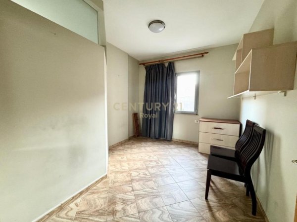 Tirane, jepet me qera apartament 3+1 Kati 4, 120 m² 850 € (Sheshi Karl Topia)