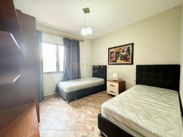 Tirane, jepet me qera apartament 3+1 Kati 4, 120 m² 850 € (Sheshi Karl Topia)
