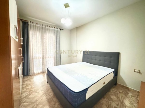 Tirane, jepet me qera apartament 3+1 Kati 4, 120 m² 850 € (Sheshi Karl Topia)