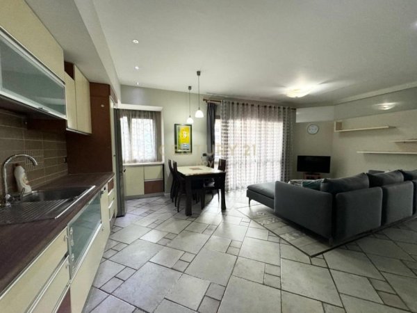 Tirane, jepet me qera apartament 3+1 Kati 4, 120 m² 850 € (Sheshi Karl Topia)