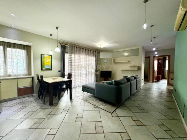 Tirane, jepet me qera apartament 3+1 Kati 4, 120 m² 850 € (Sheshi Karl Topia)