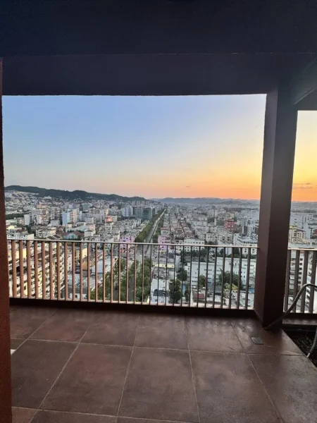 Tirane, jepet me qera apartament Kati 17, 160 m² 1.700 € (Te Garden Building)