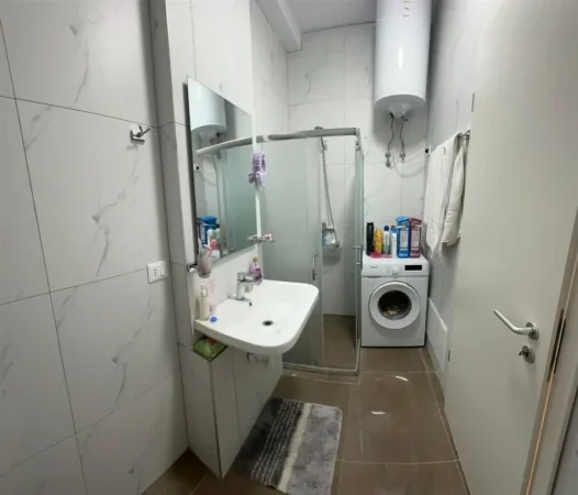 Tirane, jap me qera apartament 1+1+Ballkon Kati 5, 60 m² 600 € (21 Dhjetori, Kompleksi Kontakt)
