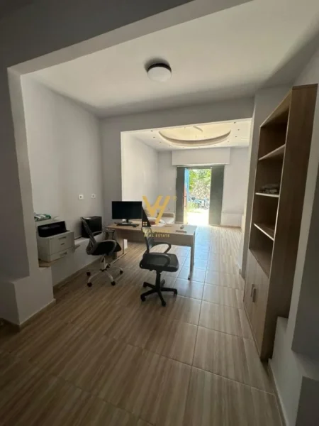Tirane, jepet me qera dyqan Kati 0, 55 m² 600 € (OXHAKU)