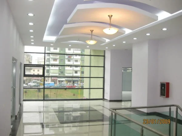 Tirane, jap me qera ambjent biznesi Kati 2, 200 m² 2.000 € (Te Materniteti i Ri buze rruge)