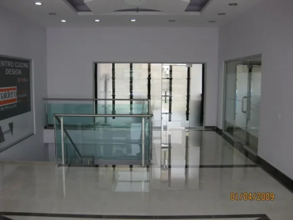 Tirane, jap me qera ambjent biznesi Kati 2, 200 m² 2.000 € (Te Materniteti i Ri buze rruge)