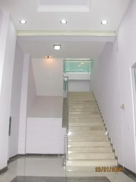 Tirane, jap me qera ambjent biznesi Kati 2, 200 m² 2.000 € (Te Materniteti i Ri buze rruge)