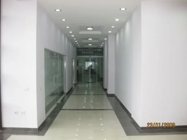 Tirane, jap me qera ambjent biznesi Kati 2, 200 m² 2.000 € (Te Materniteti i Ri buze rruge)