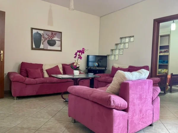 Tirane, jepet me qera apartament 1+1+Ballkon Kati 3, 70 m² 430 € (Rr. E Kavajes perballe Delijorgjit)