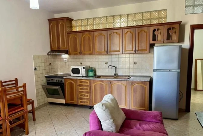Tirane, jepet me qera apartament 1+1+Ballkon Kati 3, 70 m² 430 € (Rr. E Kavajes perballe Delijorgjit)